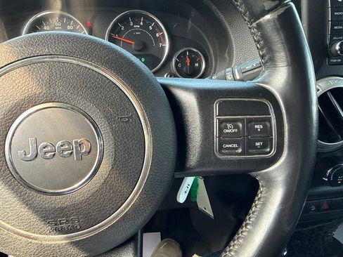 Used 2018 Jeep Wrangler Unlimited Rubicon w/ Connectivity Group AWD/4WD image 28