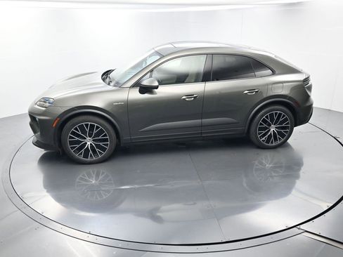 Certified 2025 Porsche Macan Electric image 33