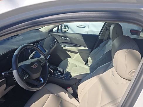 Used 2023 Cadillac XT4 Luxury w/ Cold Weather Package image 9