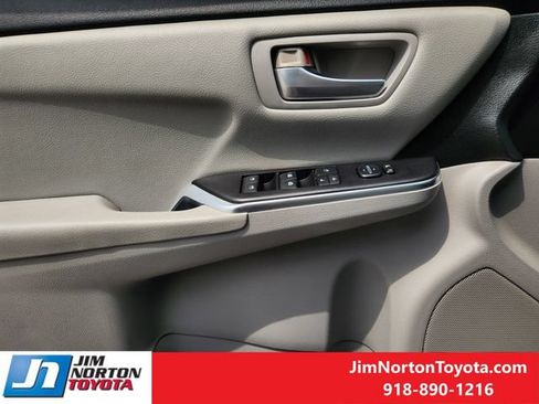 Used 2016 Toyota Camry SE FWD image 25