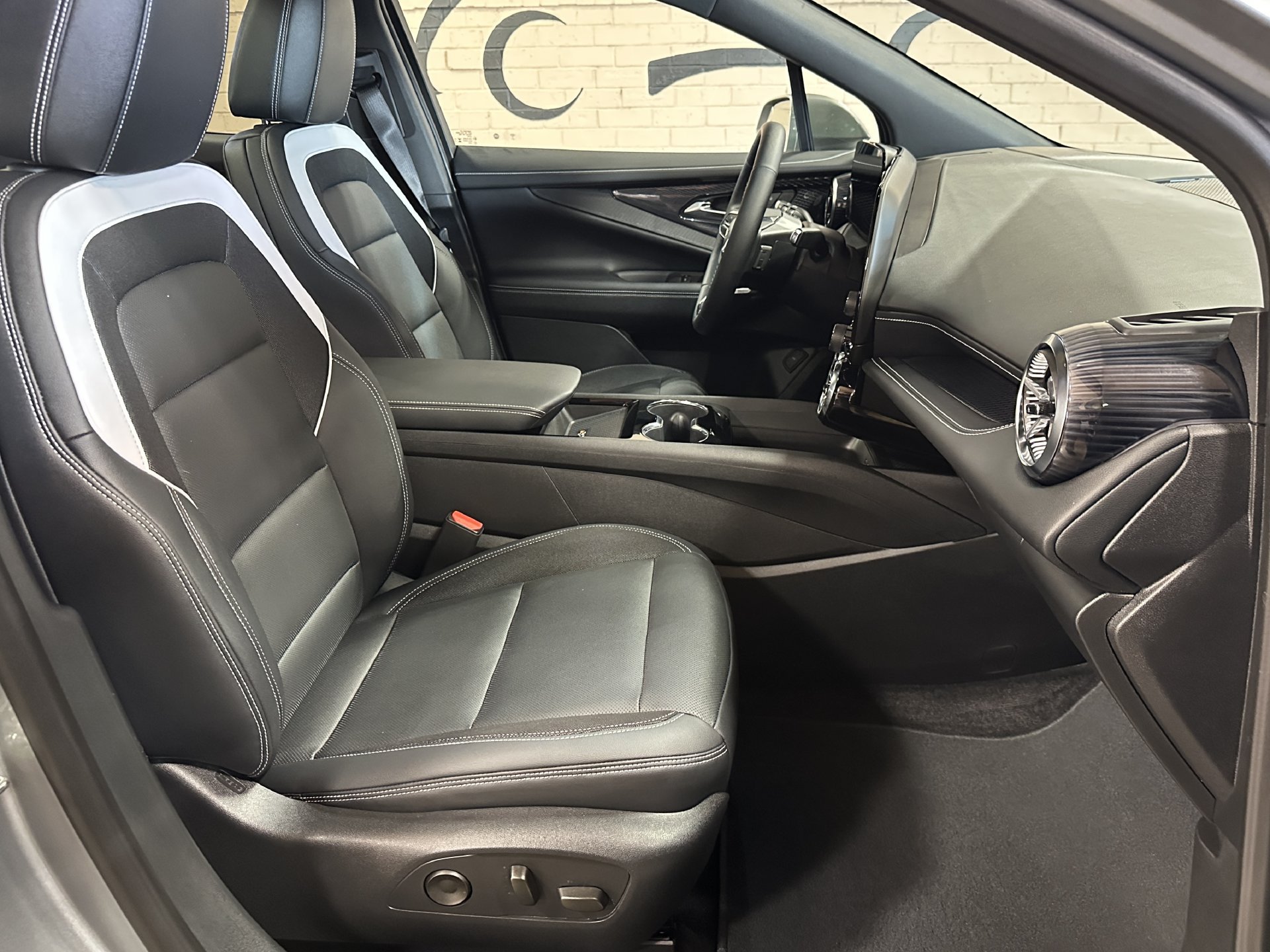 Used 2024 Chevrolet Blazer EV LT AWD/4WD image 24