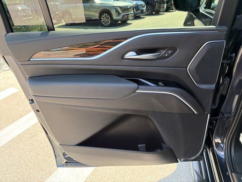 Used 2023 Cadillac Escalade ESV Premium Luxury RWD image 34