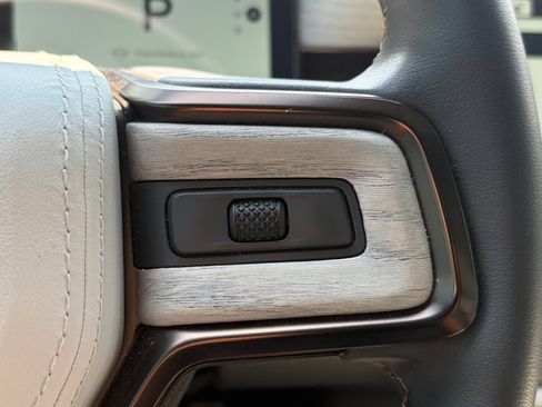 Used 2025 Rivian R1S Premium AWD/4WD image 26