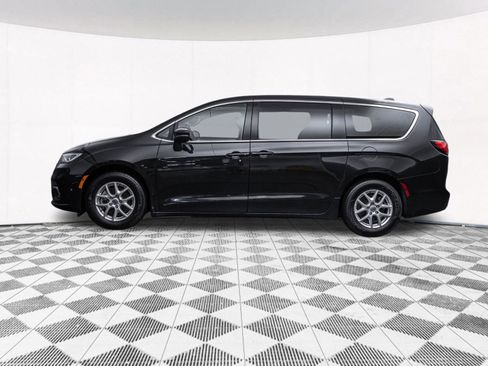 Used 2023 Chrysler Pacifica Touring-L image 7