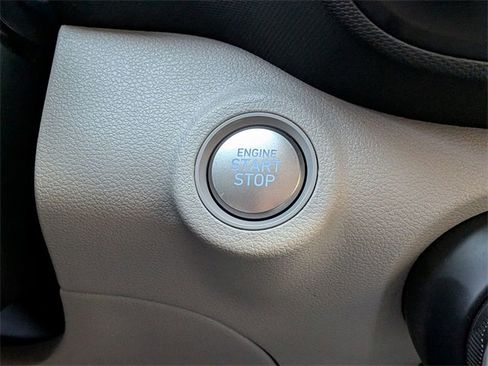 Used 2025 Hyundai Venue SEL image 25