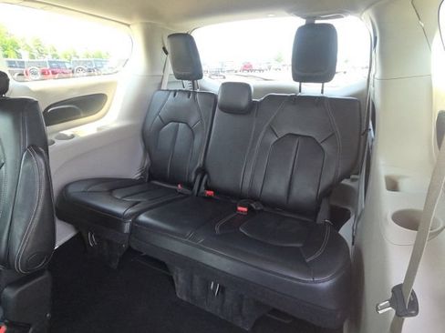 Used 2023 Chrysler Pacifica Touring-L FWD image 17