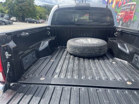 Used 2018 Toyota Tacoma SR5 image 13
