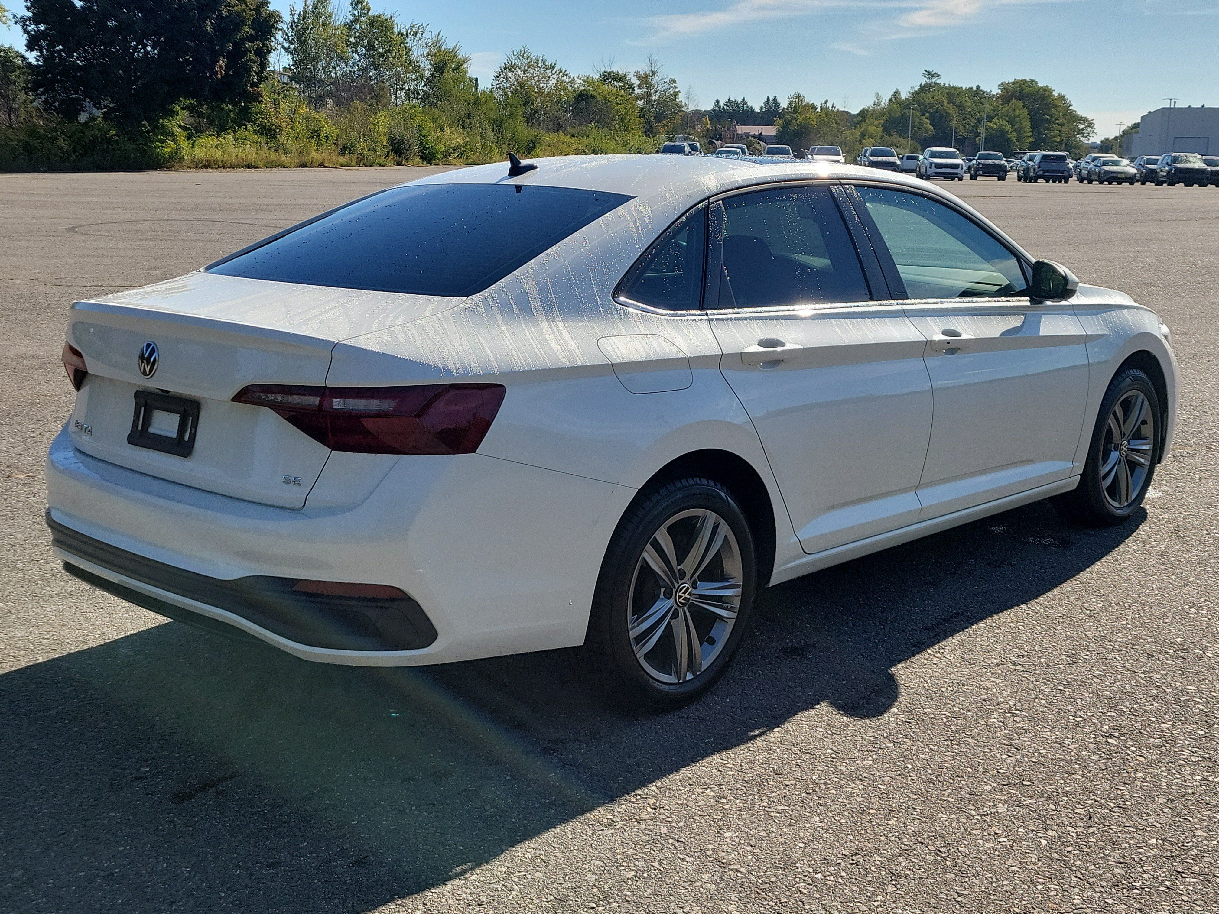 Used 2024 Volkswagen Jetta SE w/ Panoramic Sunroof Package FWD image 5
