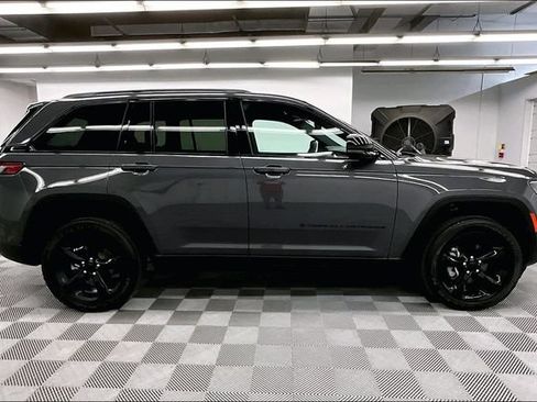 Used 2024 Jeep Grand Cherokee Altitude AWD/4WD image 15