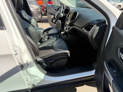 Used 2019 Jeep Cherokee Latitude Plus w/ Comfort/Convenience Group AWD/4WD image 13