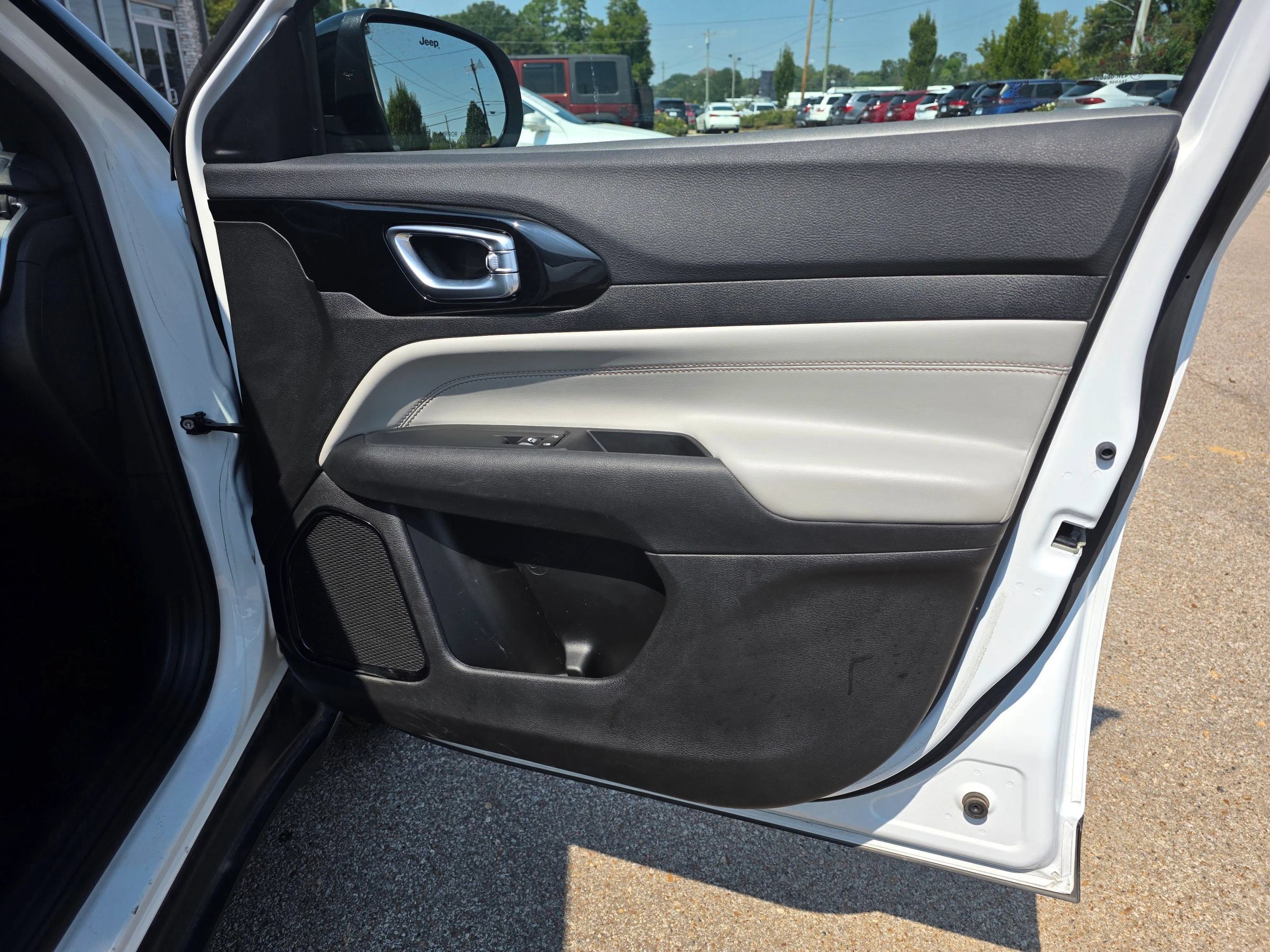 Used 2025 Jeep Compass Limited AWD/4WD image 5