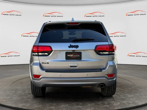 Used 2018 Jeep Grand Cherokee Altitude AWD/4WD image 9