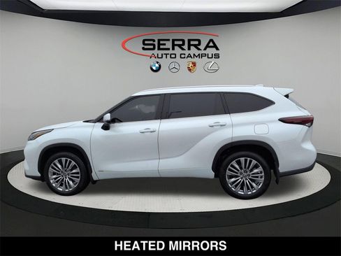 Used 2025 Toyota Highlander Platinum image 17