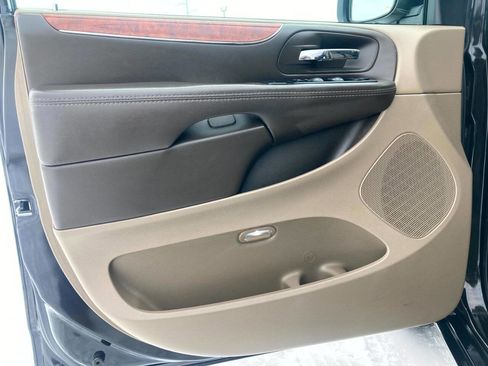 Used 2014 Chrysler Town & Country Touring-L w/ Driver Convenience Group image 18
