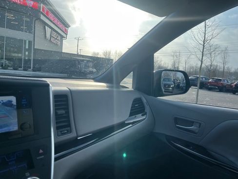 Used 2016 Toyota Sienna XLE Premium image 19