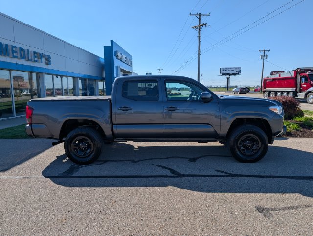 Used 2022 Toyota Tacoma SR AWD/4WD image 2