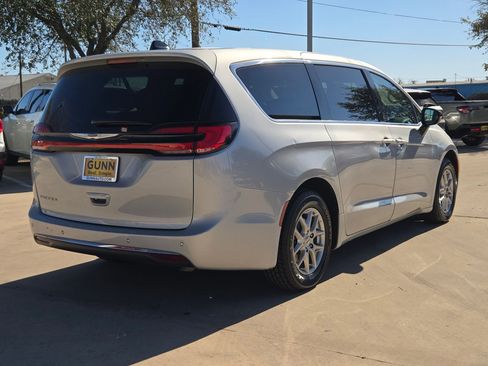 Used 2024 Chrysler Pacifica Touring-L image 8