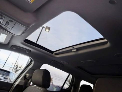 Certified 2023 GMC Acadia SLE w/ Driver Convenience Package image 4