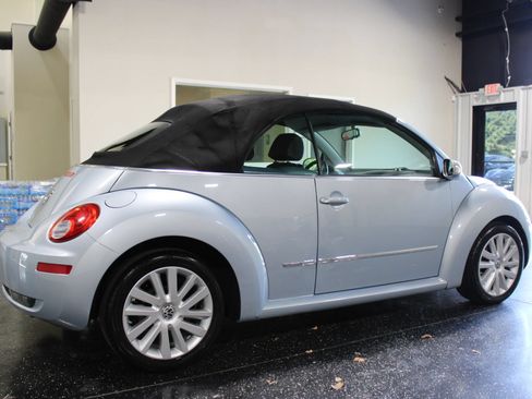 Used 2010 Volkswagen Beetle Convertible FWD image 3