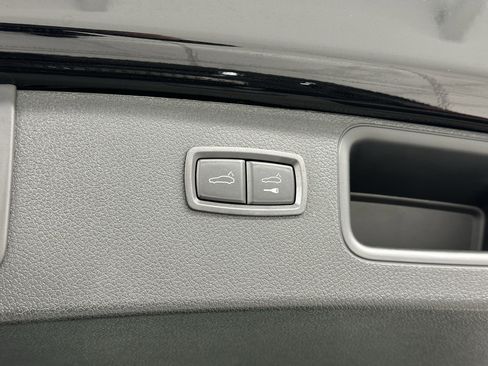 Certified 2024 Porsche Macan image 57