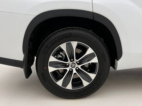 Used 2026 Toyota Highlander XLE image 28