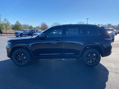New 2025 Jeep Grand Cherokee Altitude image 4