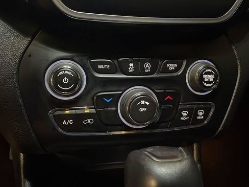 Used 2019 Jeep Cherokee Latitude Plus FWD image 18
