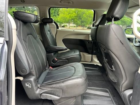Used 2021 Chrysler Pacifica Touring-L FWD image 18