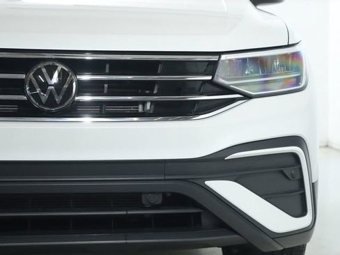 Used 2023 Volkswagen Tiguan SE w/ Panoramic Sunroof Package FWD image 7