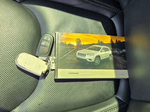 Used 2019 Jeep Cherokee Limited AWD/4WD image 10