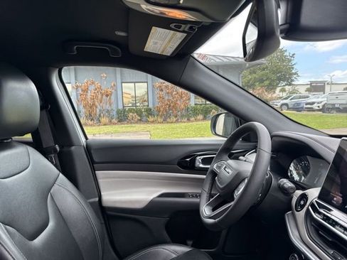 Used 2025 Jeep Compass Limited image 12