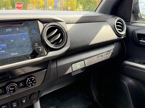 Used 2018 Toyota Tacoma TRD Sport AWD/4WD image 28