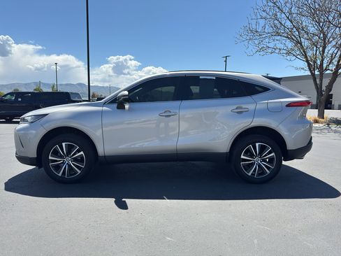 Used 2022 Toyota Venza LE AWD/4WD image 8