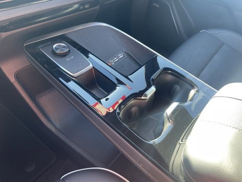 Used 2025 Buick Enclave Sport Touring image 18