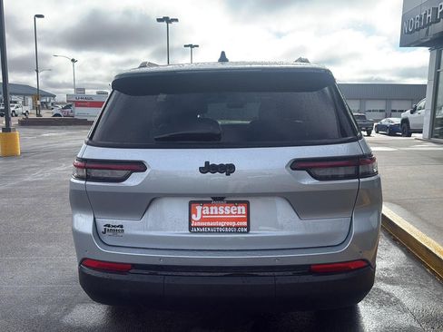 Used 2025 Jeep Grand Cherokee L Laredo image 3