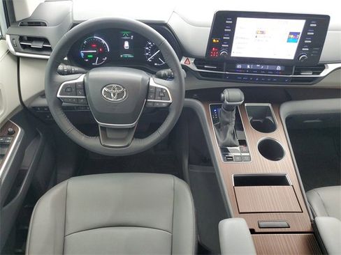 Certified 2023 Toyota Sienna XLE image 17