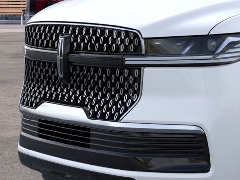 New 2026 Lincoln Navigator L Reserve AWD/4WD image 17