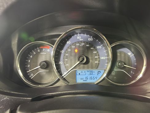 Used 2015 Toyota Corolla LE FWD image 3