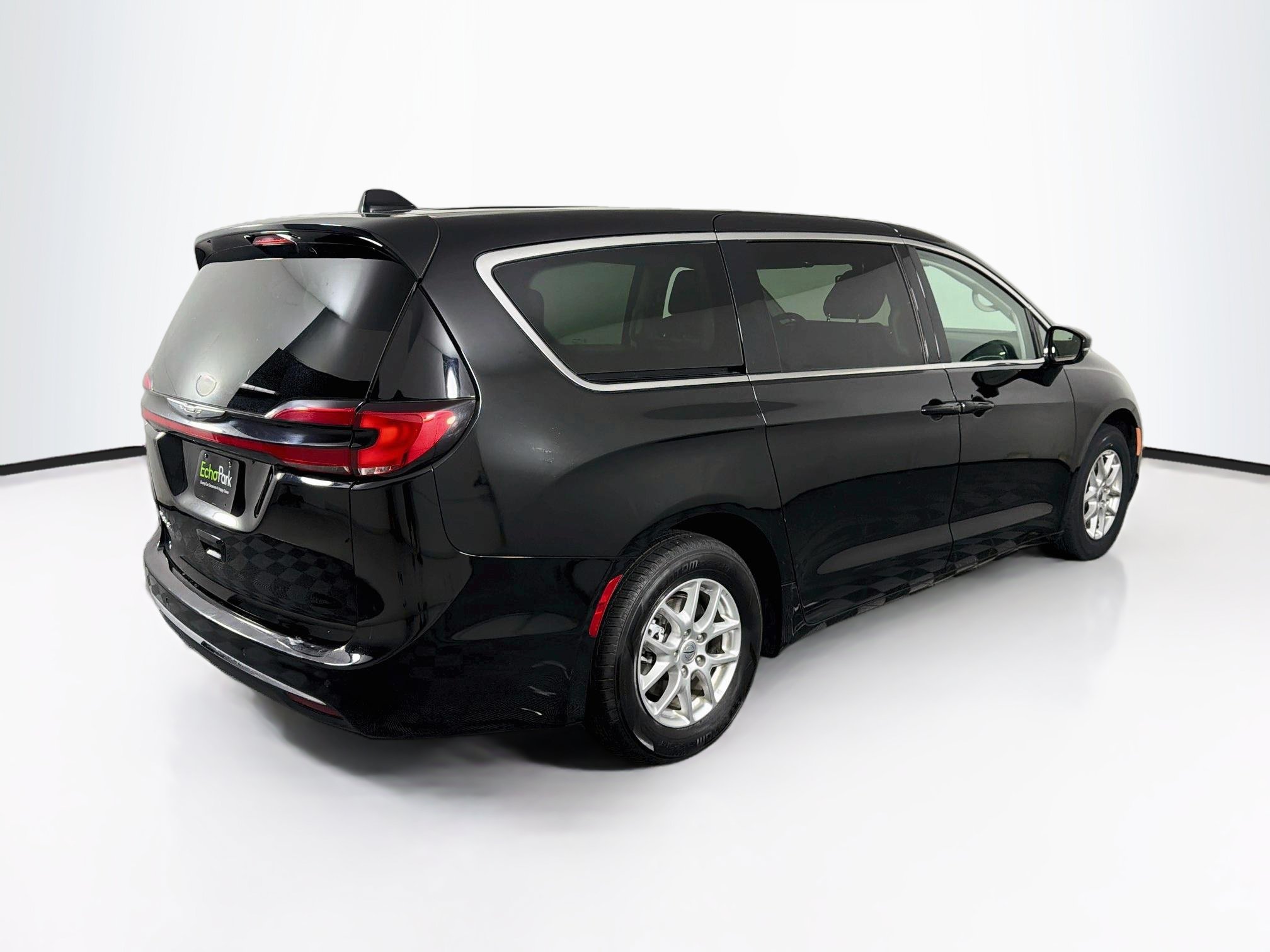 Used 2024 Chrysler Pacifica Touring-L FWD image 9