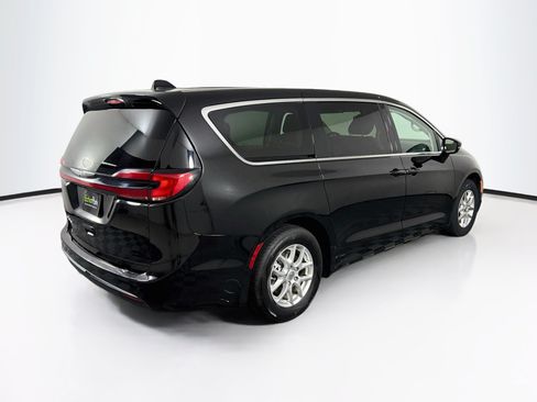 Used 2024 Chrysler Pacifica Touring-L FWD image 9