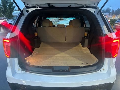 Used 2016 Ford Explorer XLT image 29