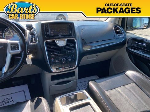 Used 2013 Chrysler Town & Country Touring FWD image 21