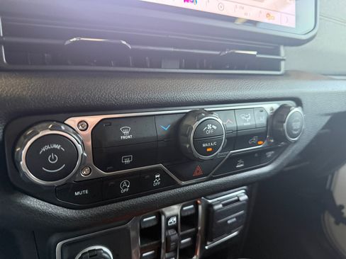 Used 2024 Jeep Wrangler Unlimited Sport AWD/4WD image 19