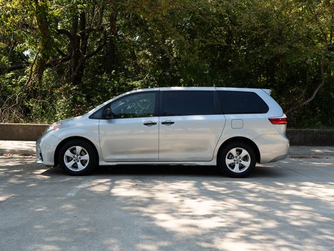 Used 2020 Toyota Sienna L image 6