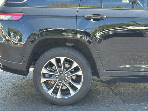 Used 2024 Jeep Grand Cherokee Overland w/ Luxury Tech Group IV AWD/4WD image 10