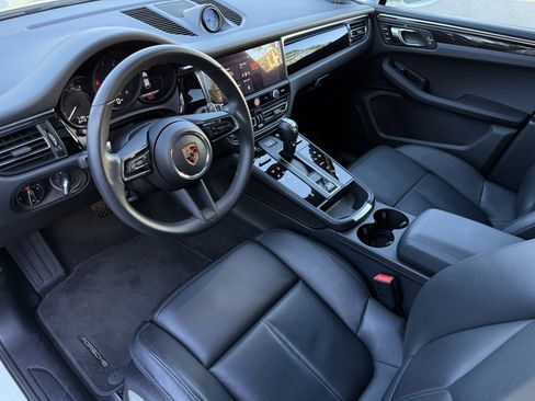 Used 2025 Porsche Macan image 4