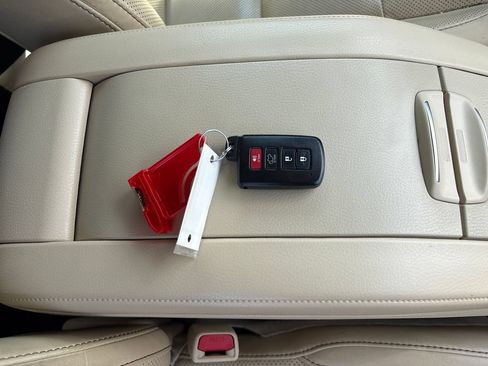 Used 2015 Toyota Highlander Limited w/ Driver Technology Package FWD image 33