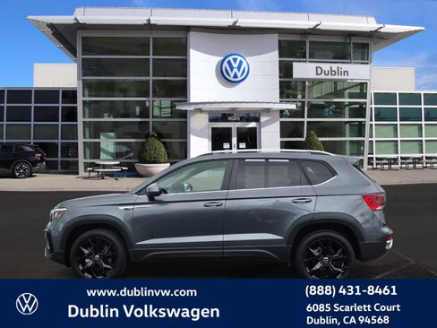 Used 2023 Volkswagen Taos SE w/ Panoramic Sunroof Package FWD image 7