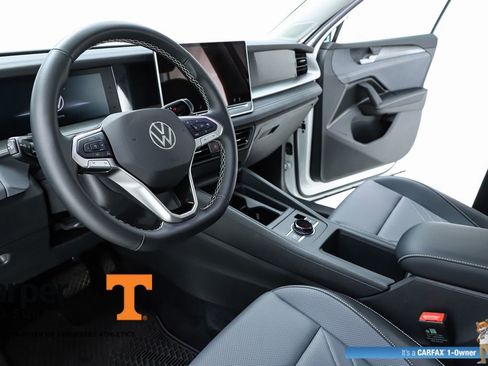 Used 2025 Volkswagen Tiguan SE w/ Panoramic Sunroof Package AWD/4WD image 19