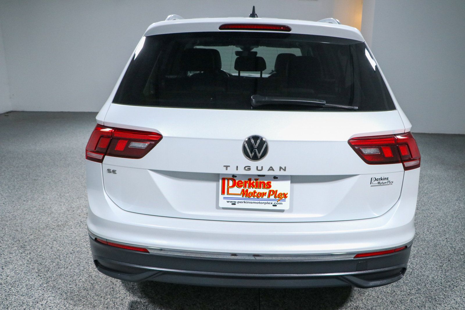 Used 2023 Volkswagen Tiguan SE w/ Panoramic Sunroof Package FWD image 8